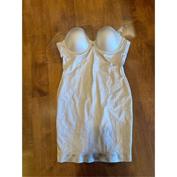 Woman’s secret by Victoria’s Secret power figure cupped shaping slip - Picture 1 of 7